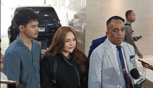 Lisa Mariana kenalkan pacar brondongnya saat diperiksa di Bareskrim Polri pada Kamis, 11/9/2025). [FTNews]